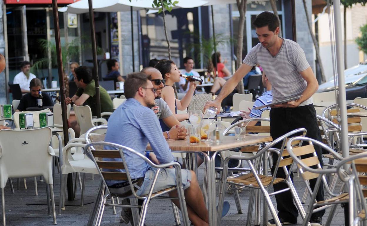 Imagen de archivo de una terraza de un bar de Murcia. 