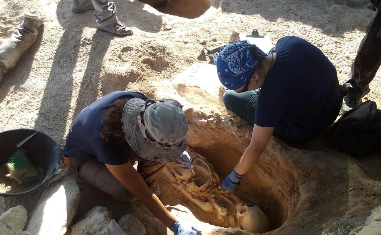 Uno de los cadáveres encontrados en el yacimiento romano de Villaricos, en Mula