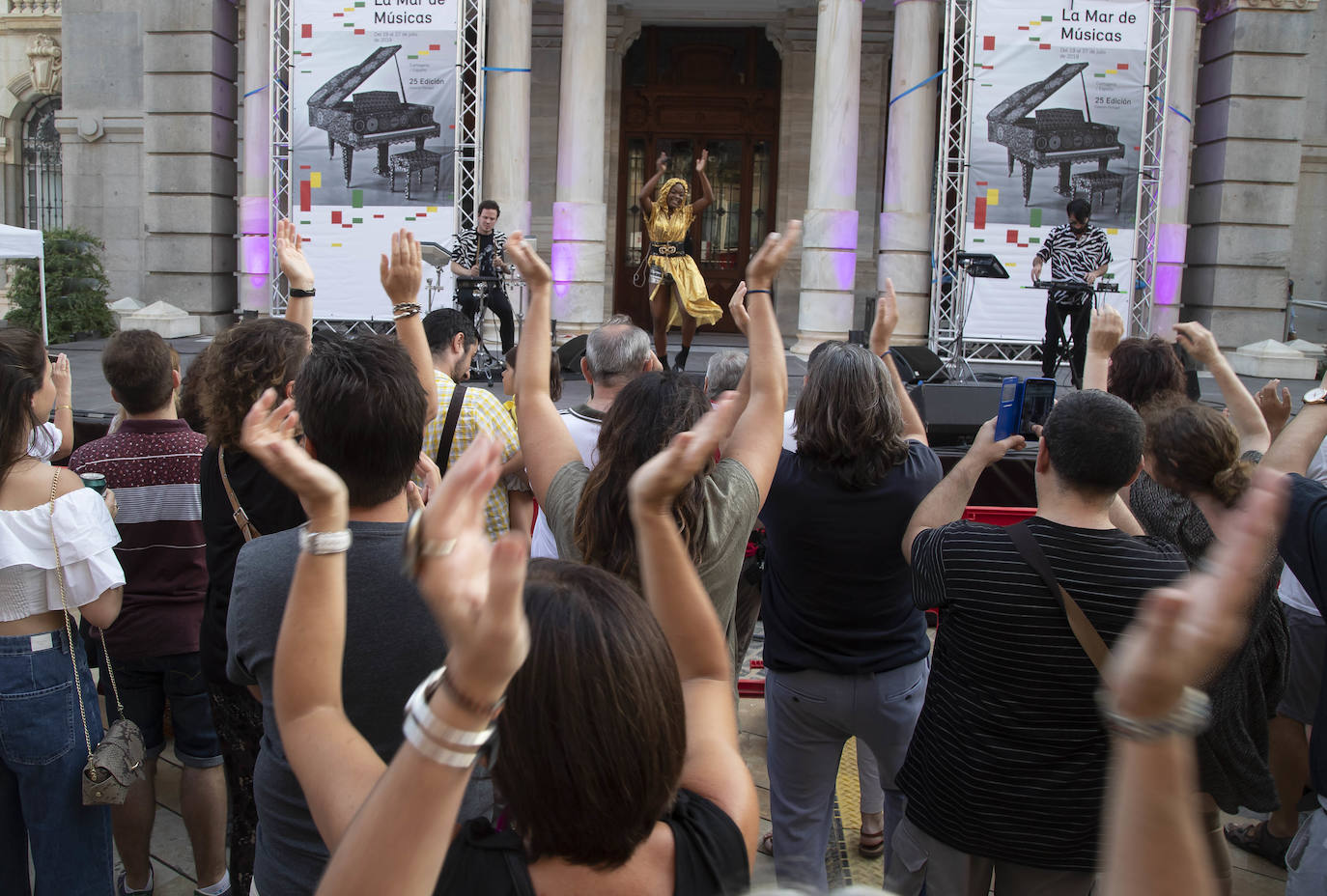 El festival cartagenero inaugura su 25 edición con la voz raspada de Elza Soares y el pop y la electrónica de Pongo