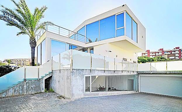 Imagen principal - Aspecto exterior e interior de la casa.