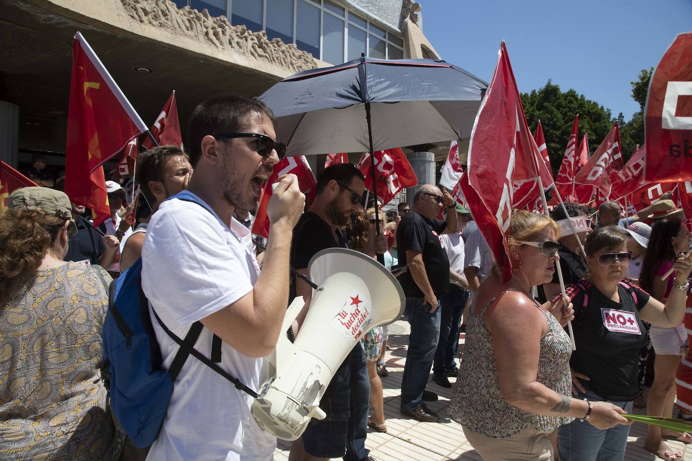 CC OO y UGT trasladaron sus reivindicaciones a los grupos parlamentarios