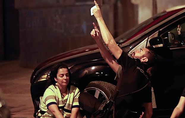 Una sanitaria atiende al menor. 