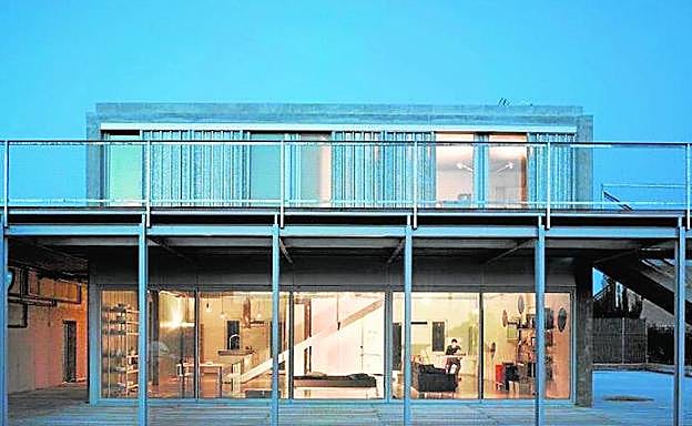 Imagen principal - Aspecto interior y exterior de la casa.