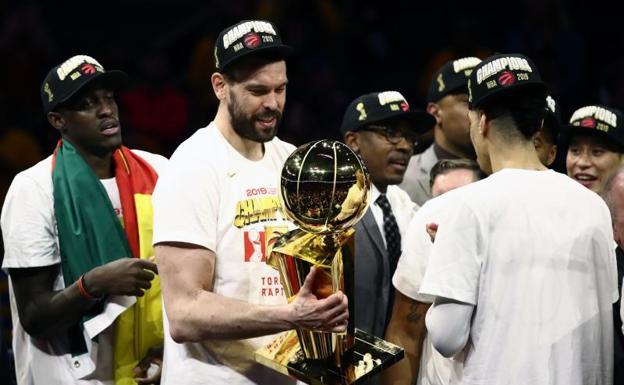 Marc Gasol, con el trofeo de campeón de la NBA. 