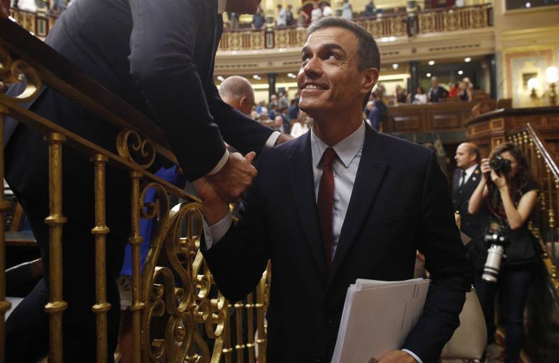 Sánchez sale de la primera parte del debate con una sonrisa.