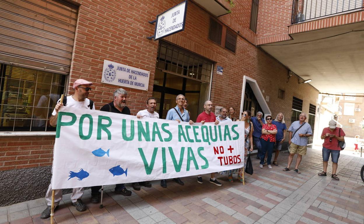 Protesta a las puertas de la Junta de Hacendados, este miércoles.