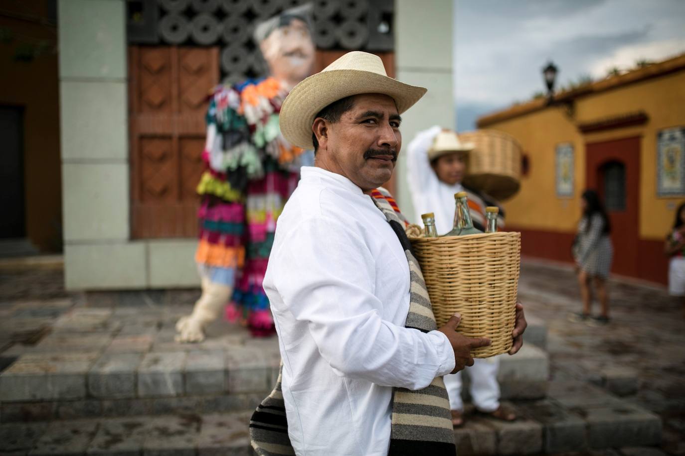 Grupos de danza folclórica se presentan durante las celebraciones de la Guelaguetza, una fiesta tradicional del estado de Oaxaca (México).