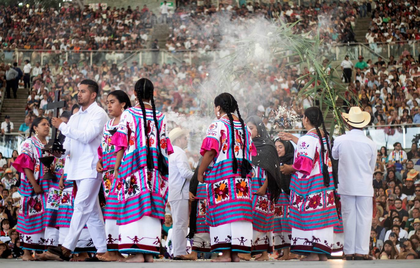 Grupos de danza folclórica se presentan durante las celebraciones de la Guelaguetza, una fiesta tradicional del estado de Oaxaca (México).