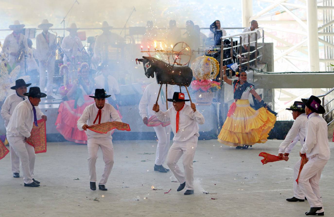 Grupos de danza folclórica se presentan durante las celebraciones de la Guelaguetza, una fiesta tradicional del estado de Oaxaca (México).