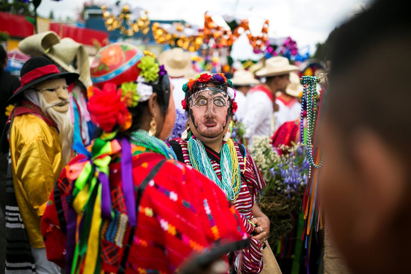 Grupos de danza folclórica se presentan durante las celebraciones de la Guelaguetza, una fiesta tradicional del estado de Oaxaca (México).