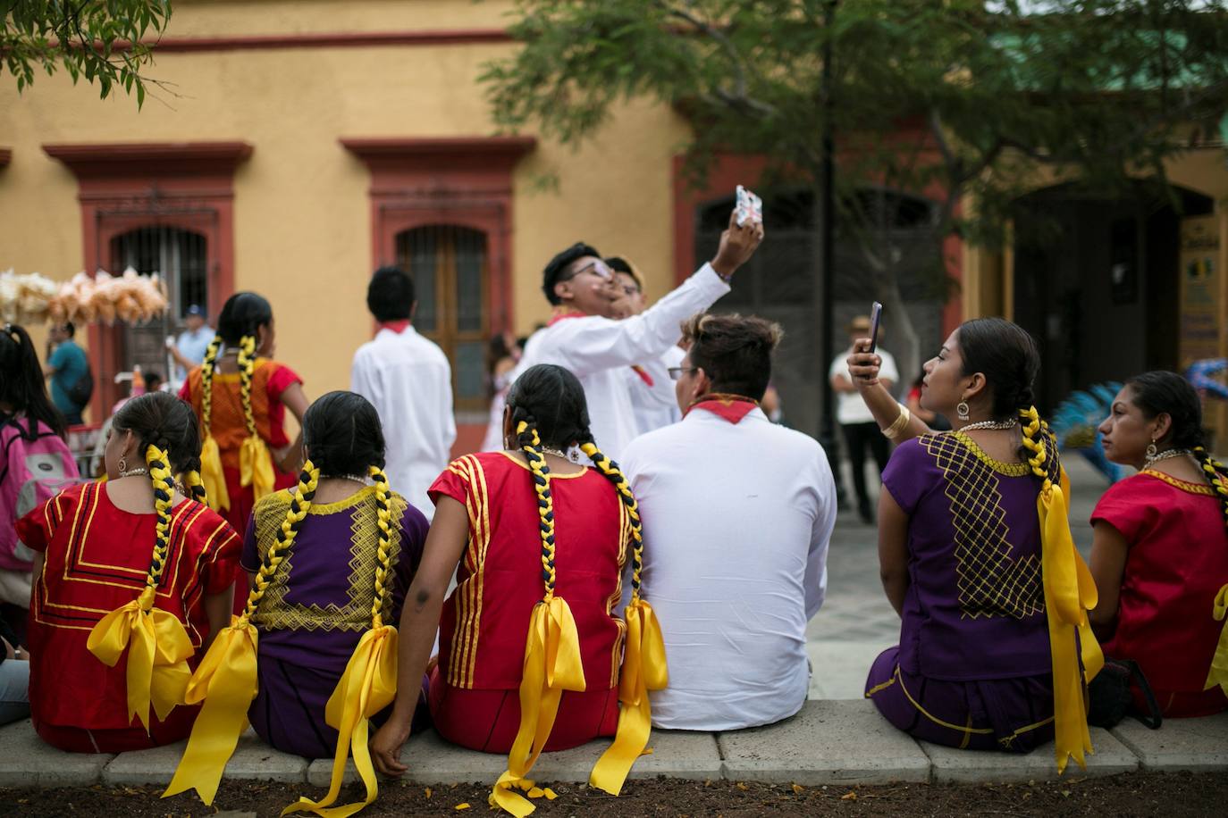 Grupos de danza folclórica se presentan durante las celebraciones de la Guelaguetza, una fiesta tradicional del estado de Oaxaca (México).