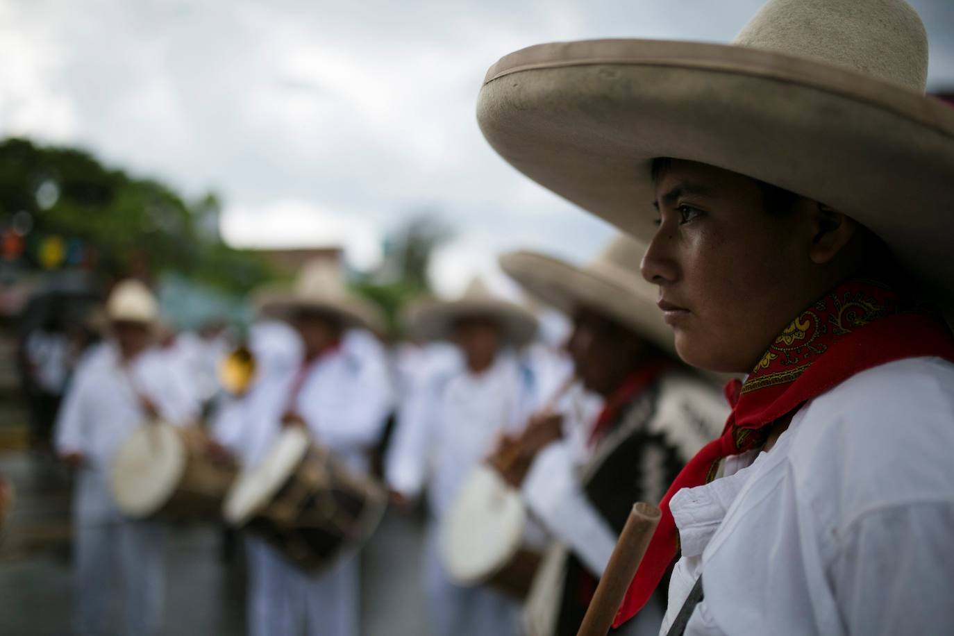 Grupos de danza folclórica se presentan durante las celebraciones de la Guelaguetza, una fiesta tradicional del estado de Oaxaca (México).