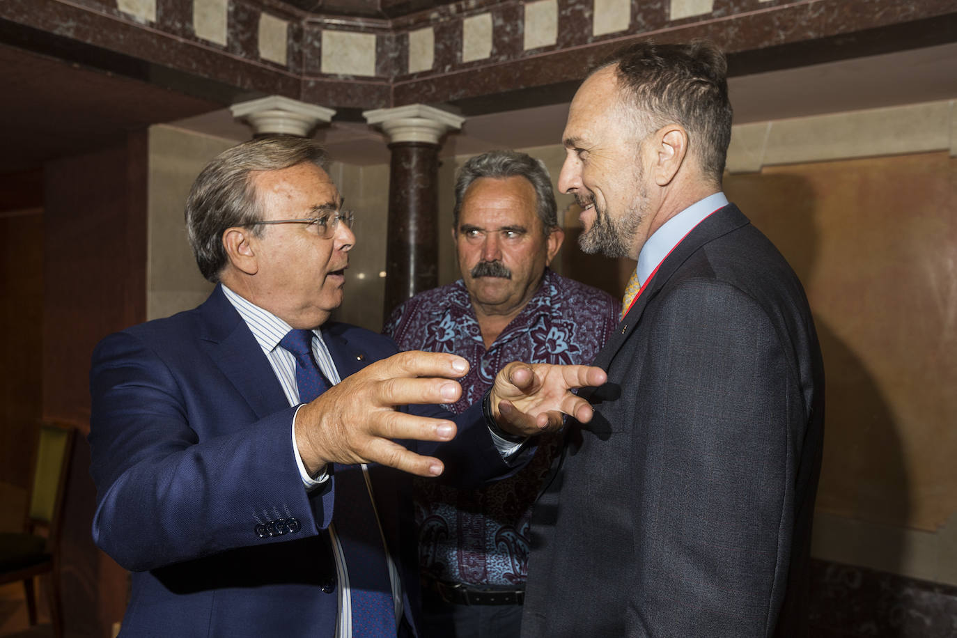 El candidato del PP elogia las aportaciones a Vox al programa de gobierno y pide la confianza de la Asamblea para ser elegido el viernes