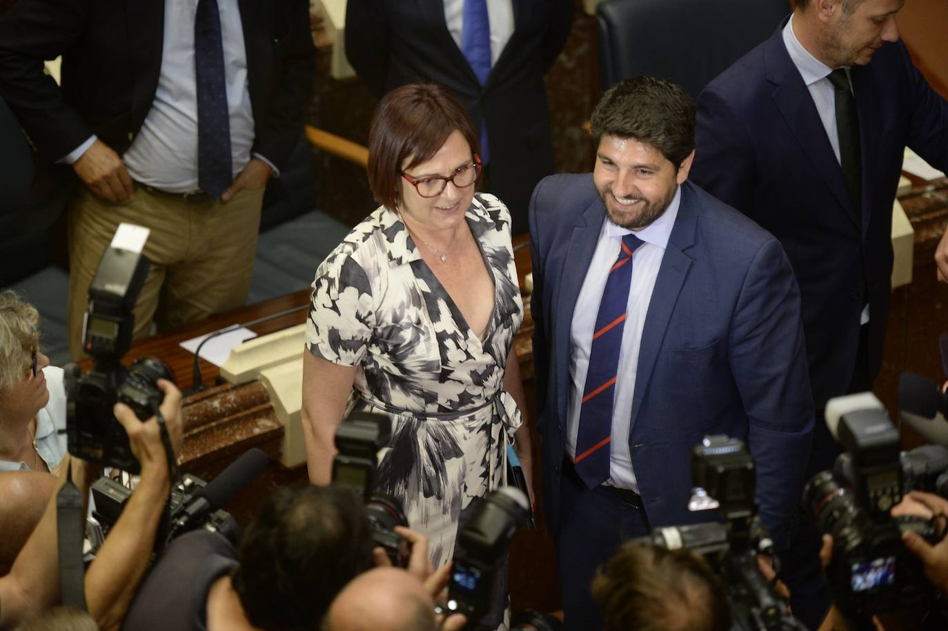 Isabel Franco y Fernando López Miras escenifican su Gobierno de coalición tras ser investido presidente el candidato popular. 