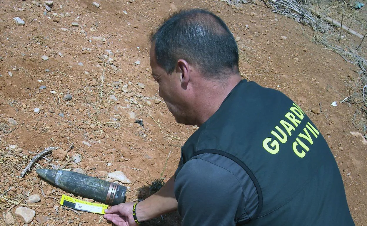 Un agente de la Guardia Civil midiendo uno de los artefactos encontrados.