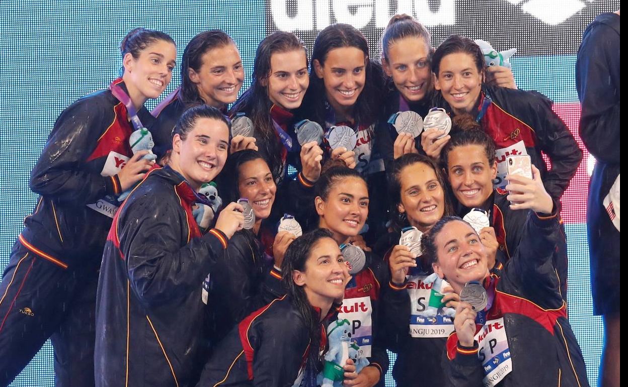 La selección española de waterpolo, con la medalla de plata. 