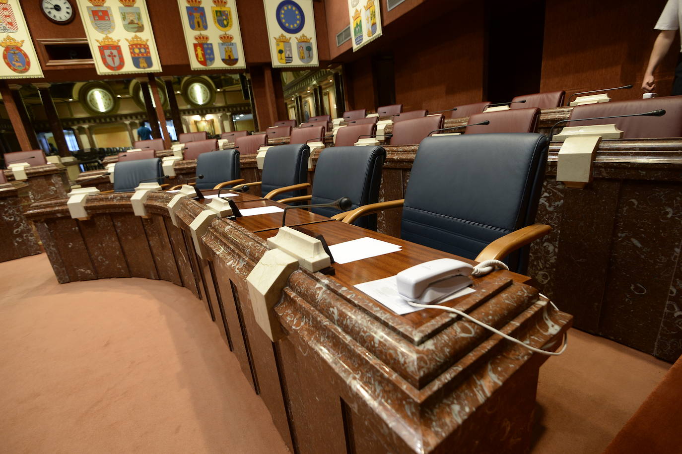 El candidato popular cierra, a la segunda, su elección como jefe del Ejecutivo regional, gracias al acuerdo programático cerrado la pasada semana con la formación naranja y el partido de Abascal