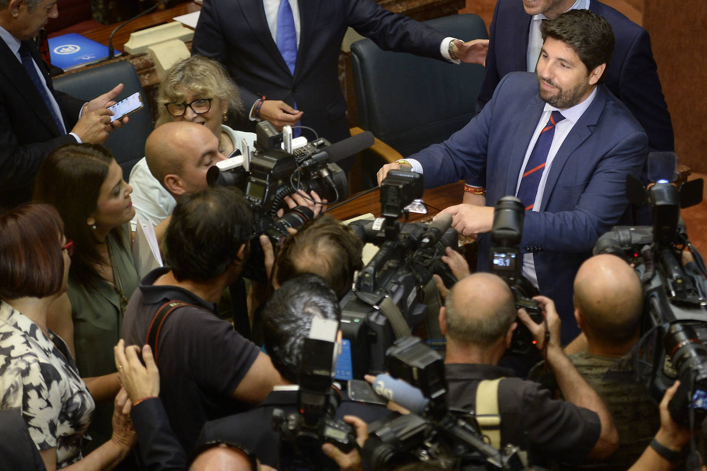 El candidato popular cierra, a la segunda, su elección como jefe del Ejecutivo regional, gracias al acuerdo programático cerrado la pasada semana con la formación naranja y el partido de Abascal