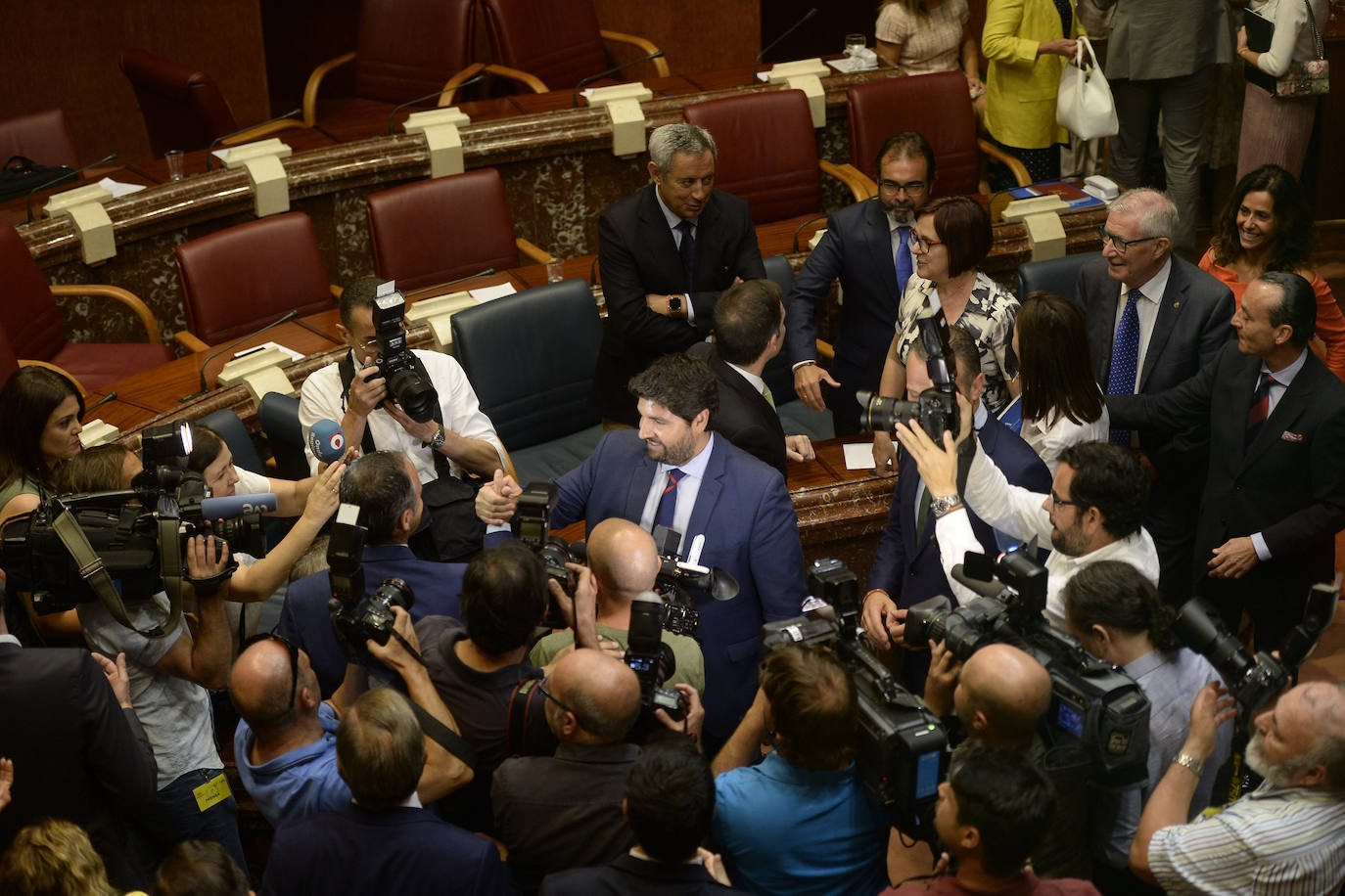 El candidato popular cierra, a la segunda, su elección como jefe del Ejecutivo regional, gracias al acuerdo programático cerrado la pasada semana con la formación naranja y el partido de Abascal
