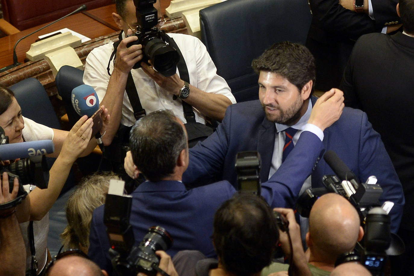 El candidato popular cierra, a la segunda, su elección como jefe del Ejecutivo regional, gracias al acuerdo programático cerrado la pasada semana con la formación naranja y el partido de Abascal