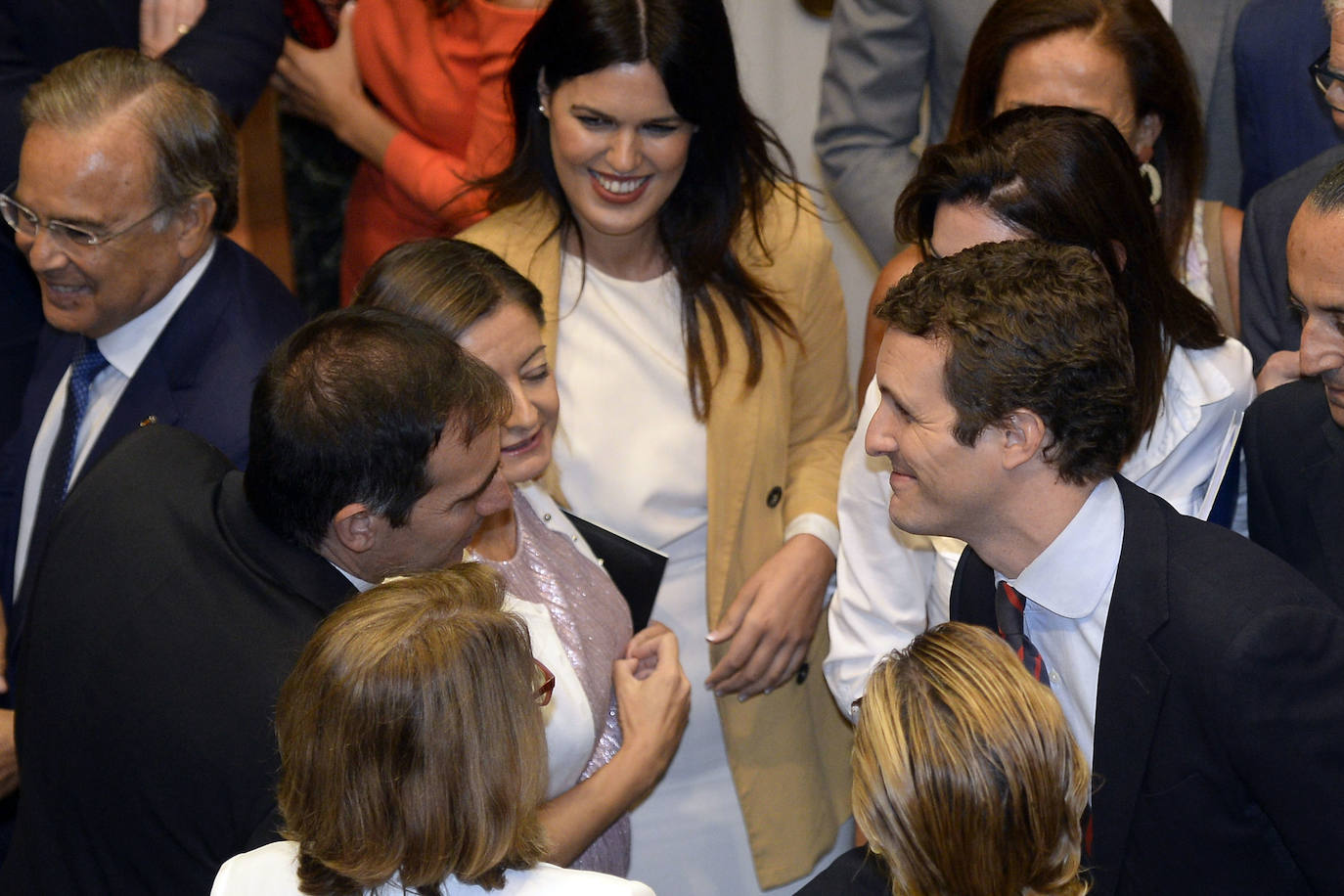 El candidato popular cierra, a la segunda, su elección como jefe del Ejecutivo regional, gracias al acuerdo programático cerrado la pasada semana con la formación naranja y el partido de Abascal