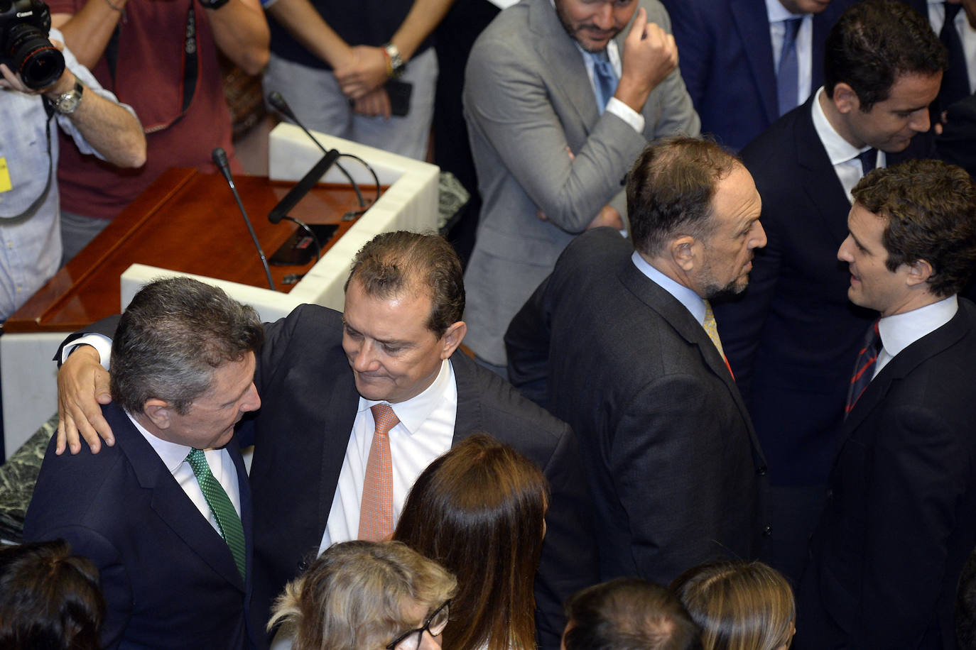 El candidato popular cierra, a la segunda, su elección como jefe del Ejecutivo regional, gracias al acuerdo programático cerrado la pasada semana con la formación naranja y el partido de Abascal