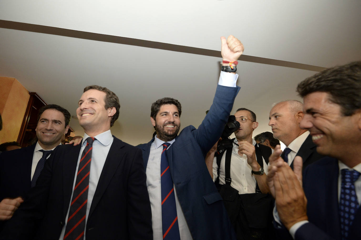 El candidato popular cierra, a la segunda, su elección como jefe del Ejecutivo regional, gracias al acuerdo programático cerrado la pasada semana con la formación naranja y el partido de Abascal