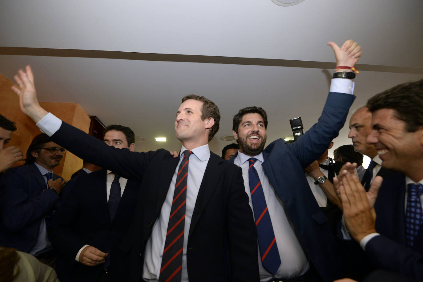 El candidato popular cierra, a la segunda, su elección como jefe del Ejecutivo regional, gracias al acuerdo programático cerrado la pasada semana con la formación naranja y el partido de Abascal