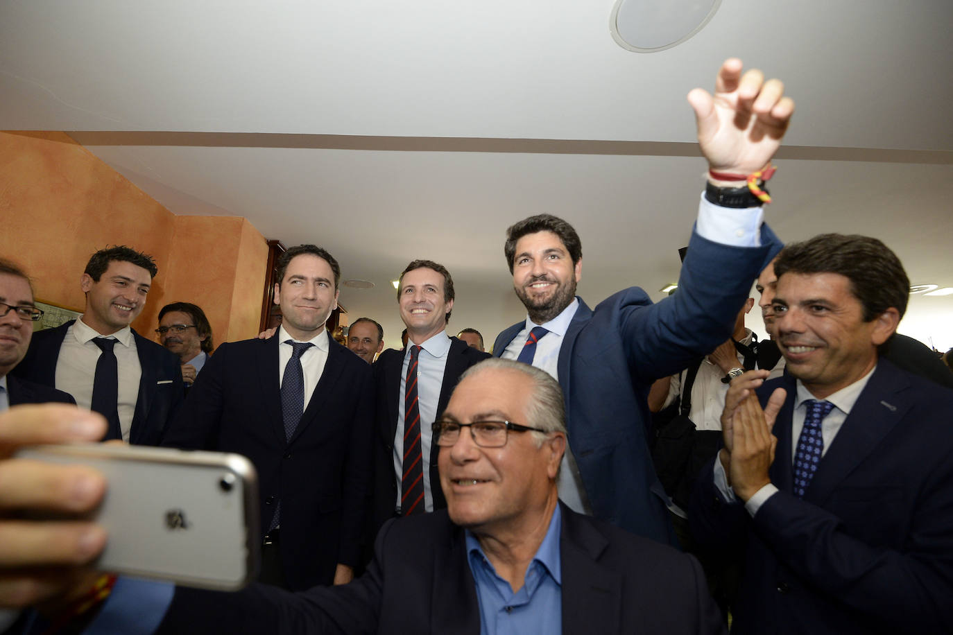 El candidato popular cierra, a la segunda, su elección como jefe del Ejecutivo regional, gracias al acuerdo programático cerrado la pasada semana con la formación naranja y el partido de Abascal