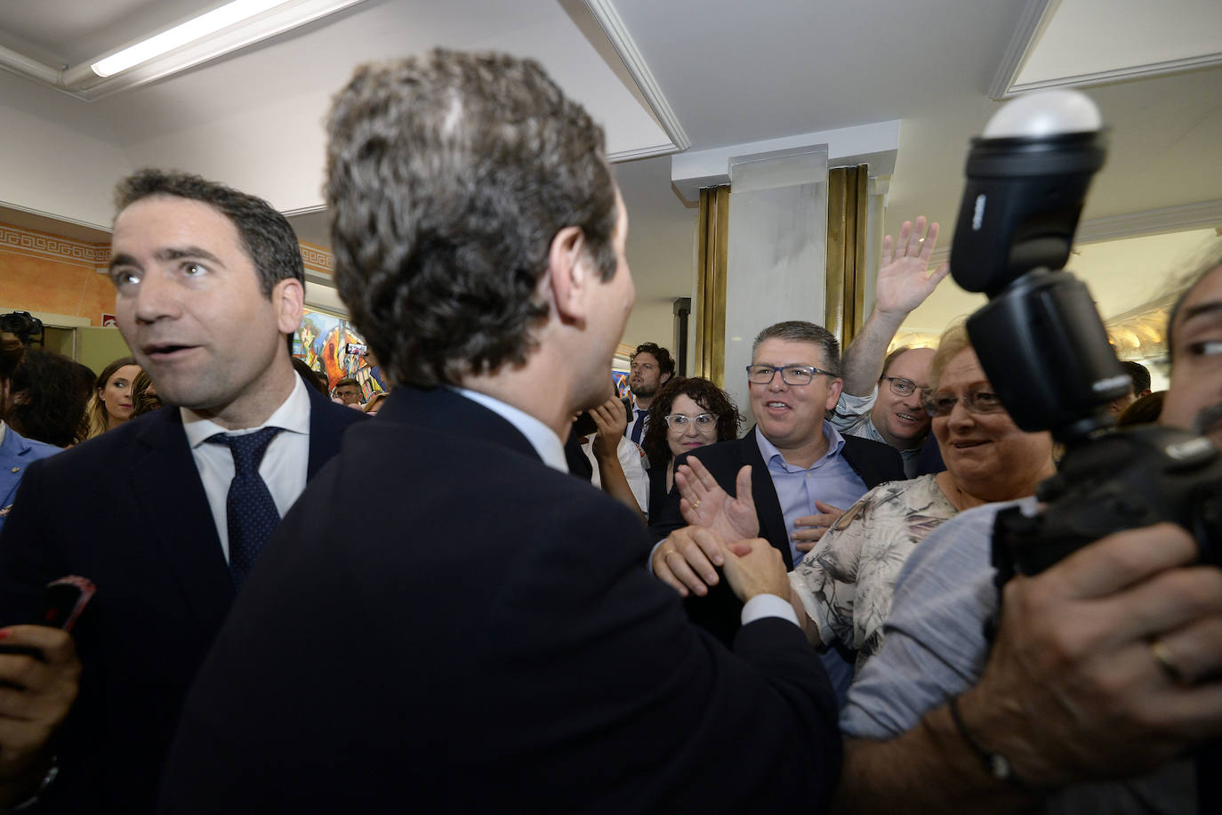 El candidato popular cierra, a la segunda, su elección como jefe del Ejecutivo regional, gracias al acuerdo programático cerrado la pasada semana con la formación naranja y el partido de Abascal