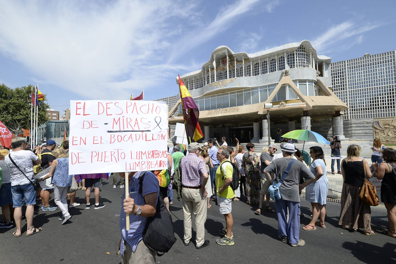 El candidato popular cierra, a la segunda, su elección como jefe del Ejecutivo regional, gracias al acuerdo programático cerrado la pasada semana con la formación naranja y el partido de Abascal