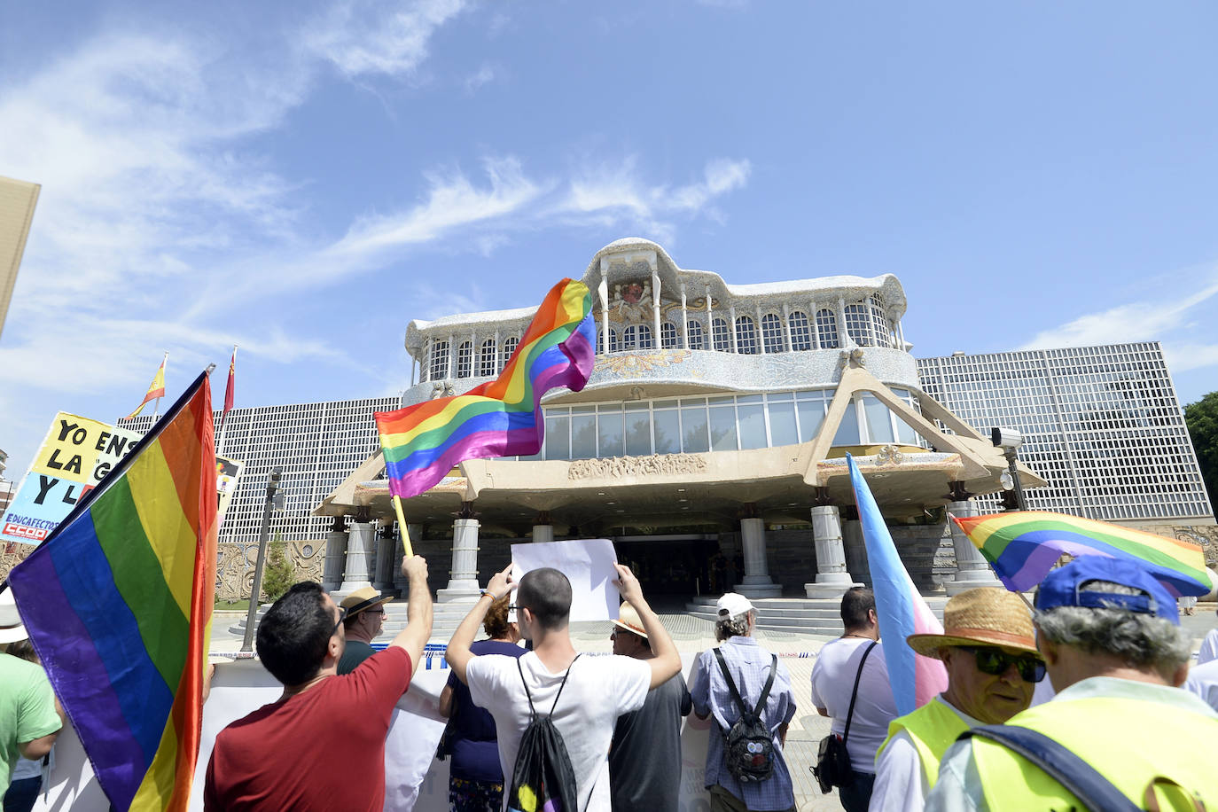 El candidato popular cierra, a la segunda, su elección como jefe del Ejecutivo regional, gracias al acuerdo programático cerrado la pasada semana con la formación naranja y el partido de Abascal