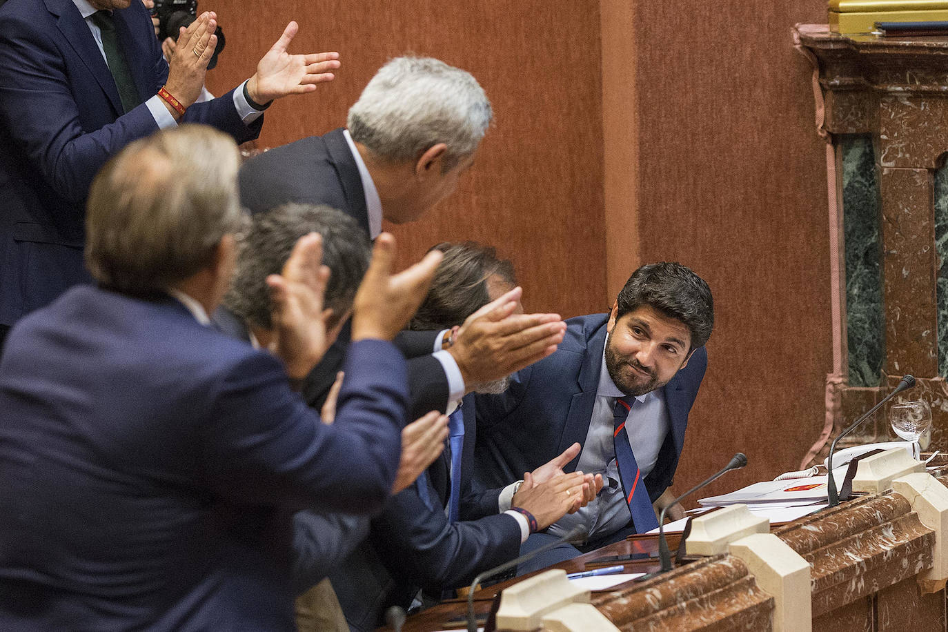 El candidato popular cierra, a la segunda, su elección como jefe del Ejecutivo regional, gracias al acuerdo programático cerrado la pasada semana con la formación naranja y el partido de Abascal