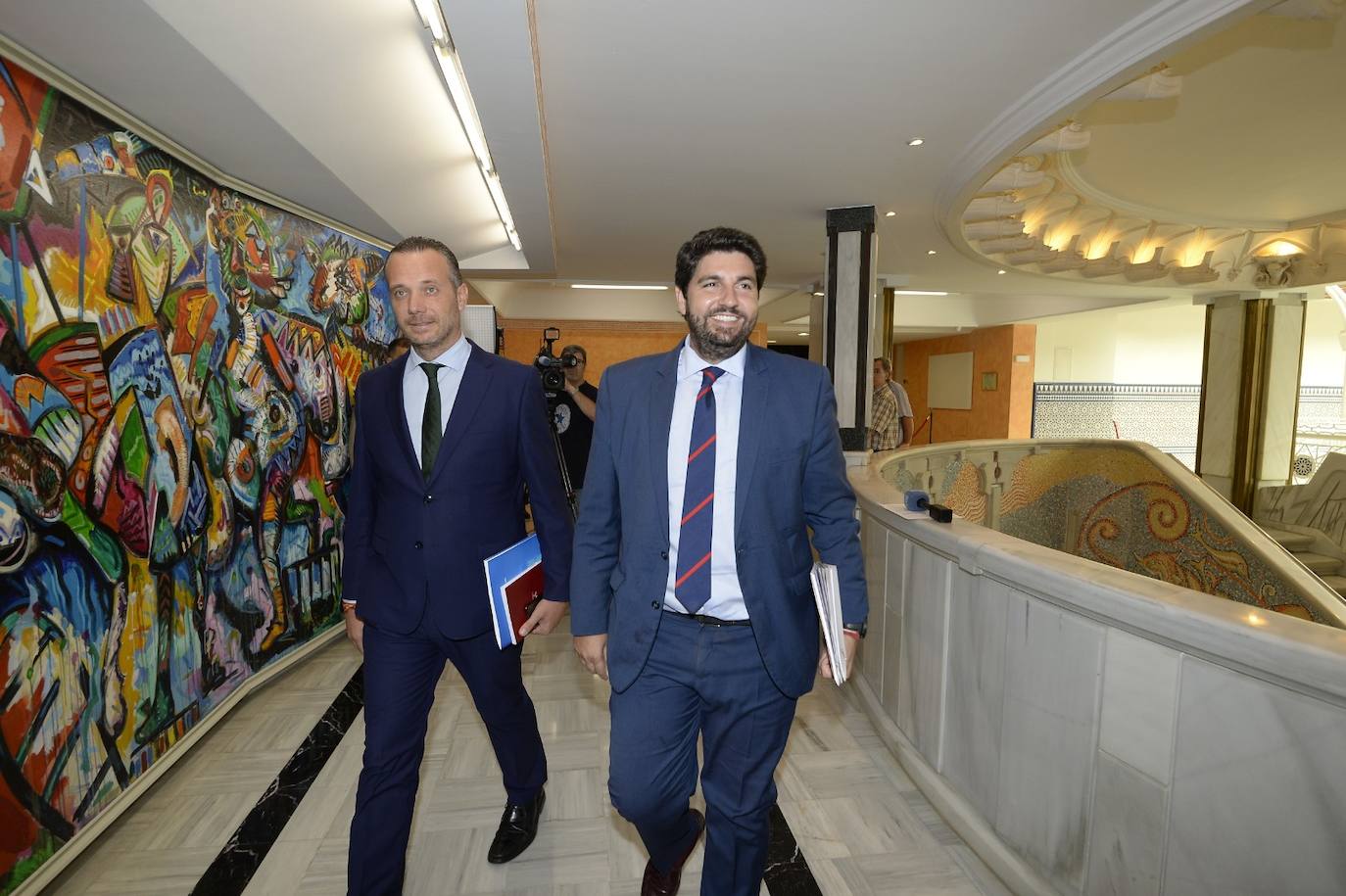 El candidato popular cierra, a la segunda, su elección como jefe del Ejecutivo regional, gracias al acuerdo programático cerrado la pasada semana con la formación naranja y el partido de Abascal