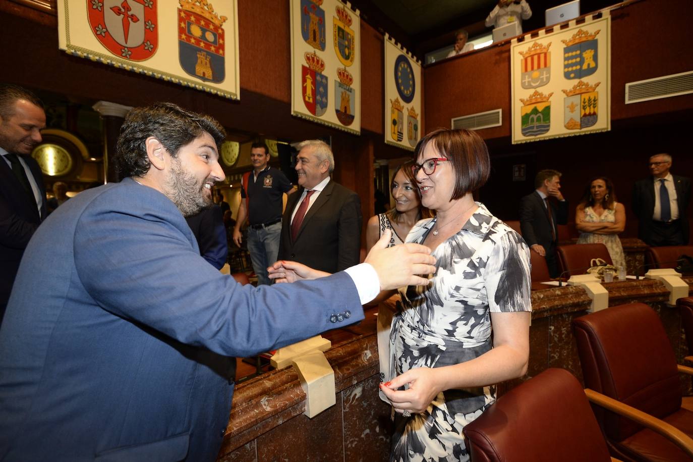 El candidato popular cierra, a la segunda, su elección como jefe del Ejecutivo regional, gracias al acuerdo programático cerrado la pasada semana con la formación naranja y el partido de Abascal