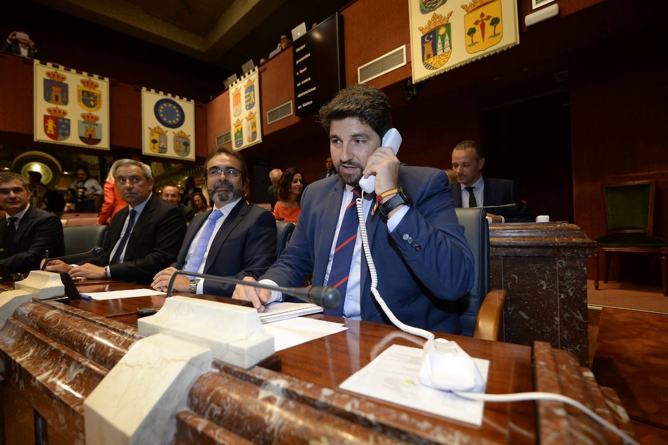 El candidato popular cierra, a la segunda, su elección como jefe del Ejecutivo regional, gracias al acuerdo programático cerrado la pasada semana con la formación naranja y el partido de Abascal