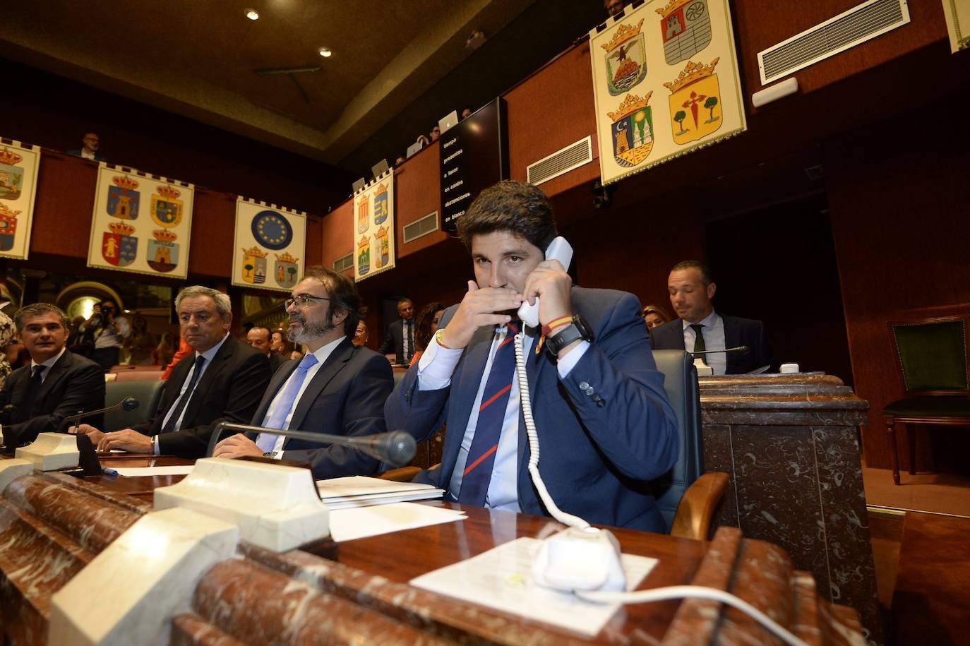 El candidato popular cierra, a la segunda, su elección como jefe del Ejecutivo regional, gracias al acuerdo programático cerrado la pasada semana con la formación naranja y el partido de Abascal