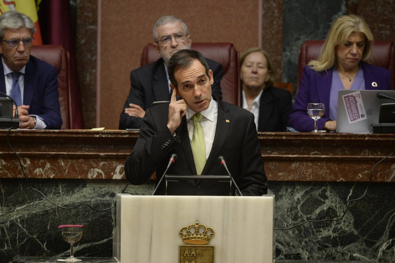 El candidato popular cierra, a la segunda, su elección como jefe del Ejecutivo regional, gracias al acuerdo programático cerrado la pasada semana con la formación naranja y el partido de Abascal