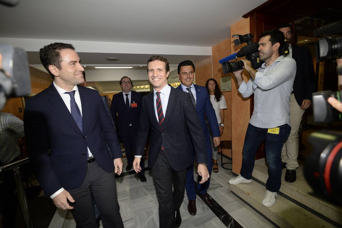 El candidato popular cierra, a la segunda, su elección como jefe del Ejecutivo regional, gracias al acuerdo programático cerrado la pasada semana con la formación naranja y el partido de Abascal