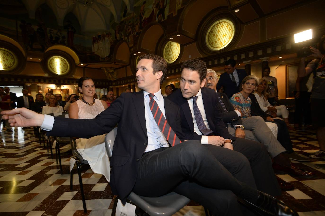 El candidato popular cierra, a la segunda, su elección como jefe del Ejecutivo regional, gracias al acuerdo programático cerrado la pasada semana con la formación naranja y el partido de Abascal