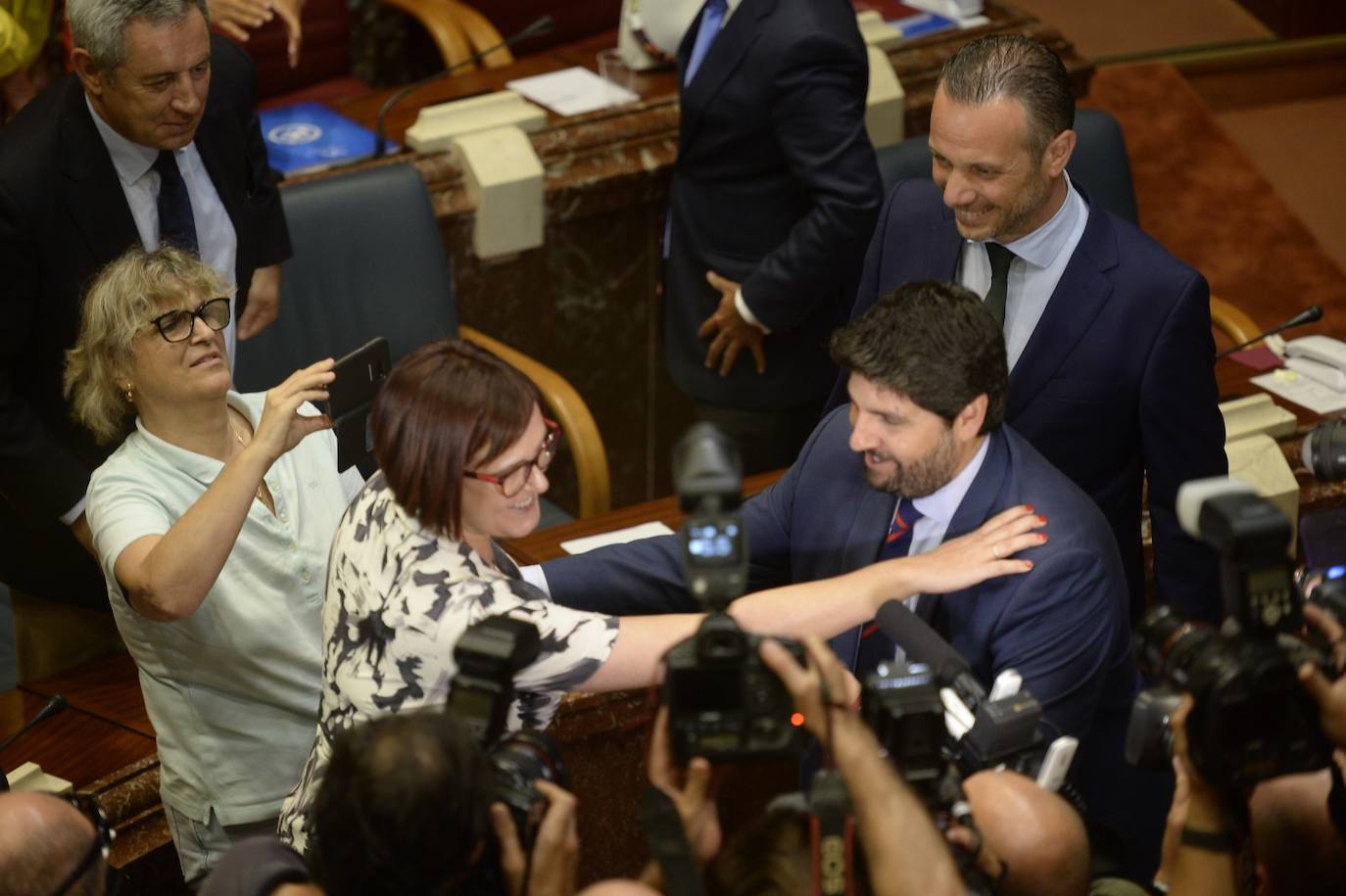 El candidato popular cierra, a la segunda, su elección como jefe del Ejecutivo regional, gracias al acuerdo programático cerrado la pasada semana con la formación naranja y el partido de Abascal