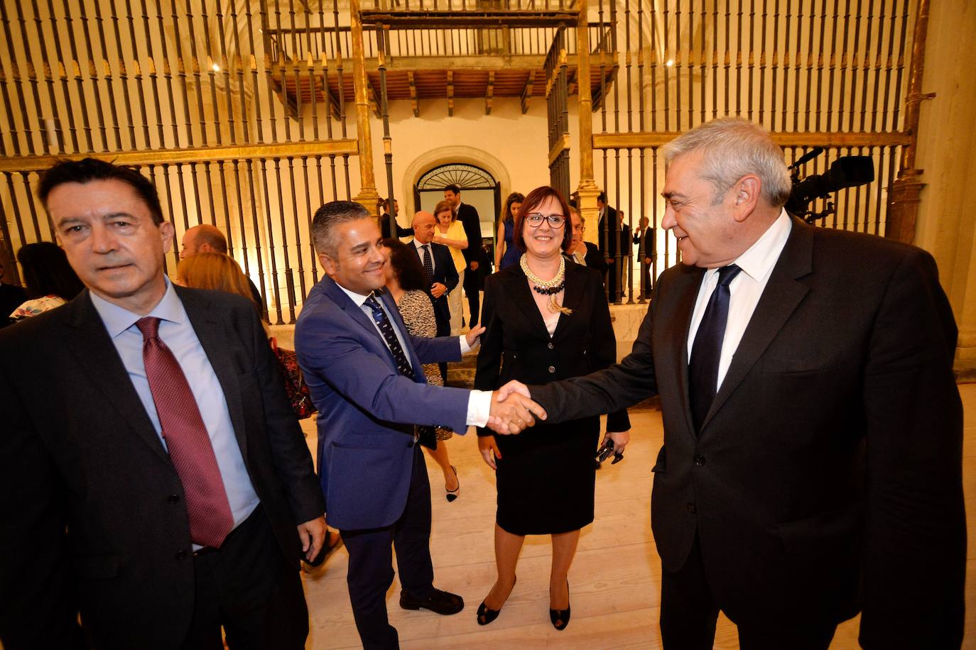 El presidente regional toma posesión en la iglesia de San Esteban, acompañado por el ministro de Cultura y con un guiño a la comunidad LGTBi. El acto institucional sirvió también para estrenar la restauración del edificio, tras diez años cerrado al público