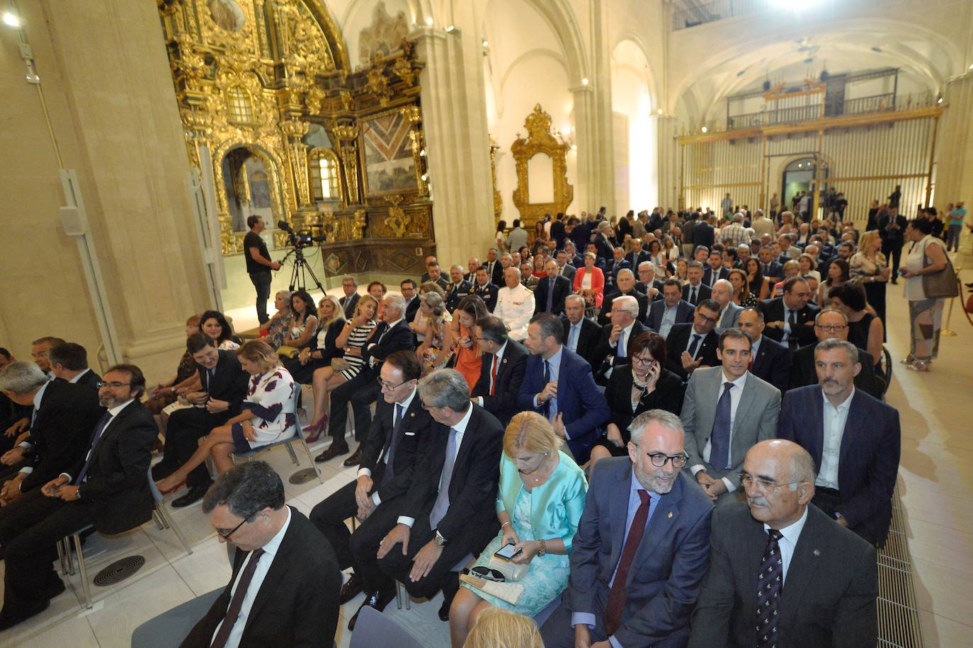 El presidente regional toma posesión en la iglesia de San Esteban, acompañado por el ministro de Cultura y con un guiño a la comunidad LGTBi. El acto institucional sirvió también para estrenar la restauración del edificio, tras diez años cerrado al público