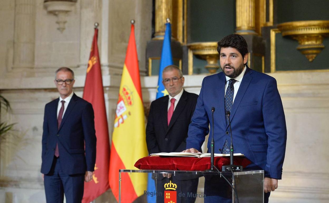 López Miras (dcha) toma posesión de su cargo San Esteban acompañado por el ministro José Guirao y el presidente de la Asamblea, Alberto Castillo.