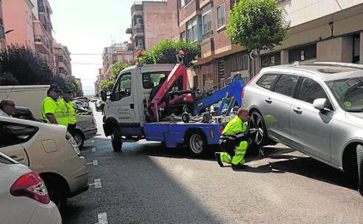 Una grúa, cargando en una calle de Yecla, el pasado día 16, el Volvo del abogado sorprendido a 225 km/h mientras acudía a un juicio.