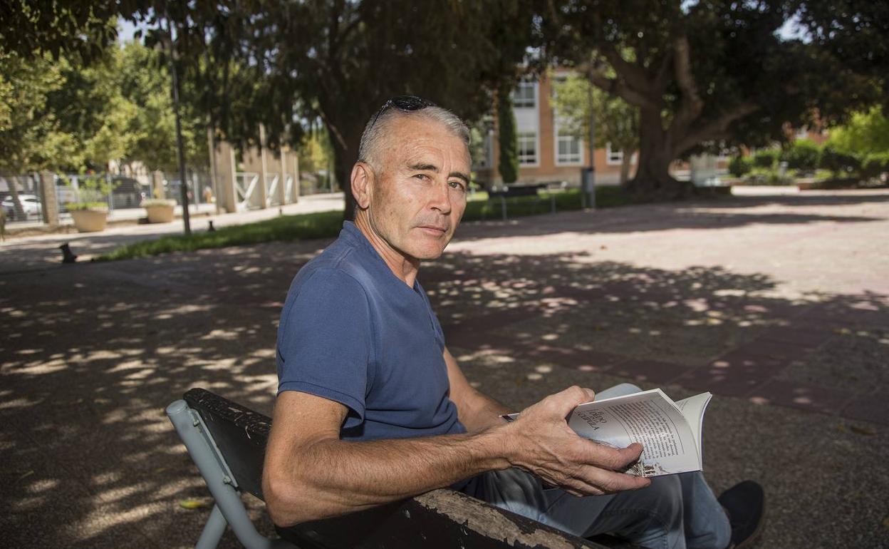 Lalo G. Morales con su novela, 'El dedo en la cúpula'. 