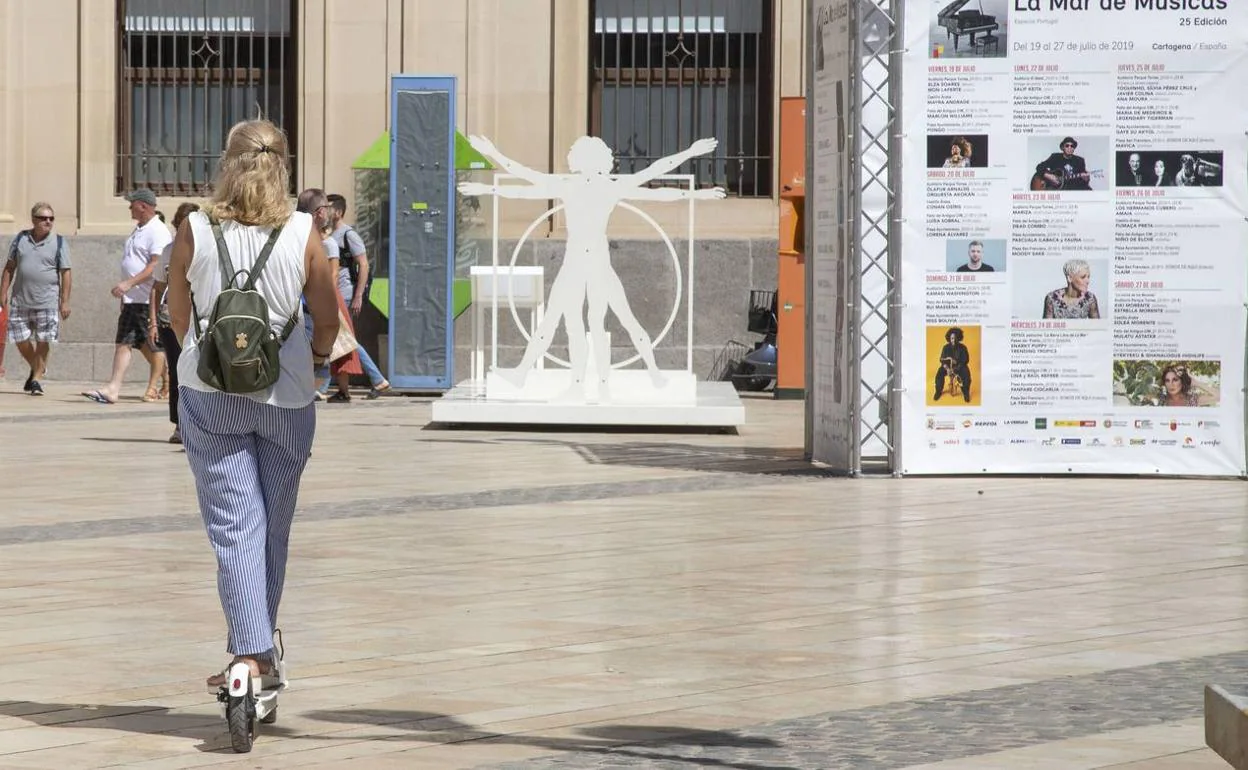 Usuaria de patinete eléctrico en la Plaza del Ayuntamiento 