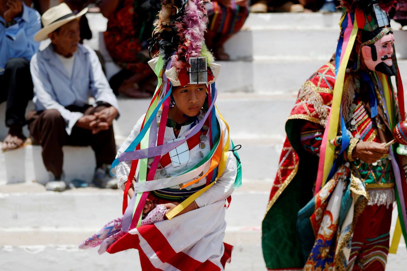 Bailarines participan en la danza «Caxuxa» durante la Feria de Cubulco, Baja Verapaz (Guatemala). El municipio indígena de Cubulco celebró su feria en honor a Santiago Apóstol con danzas tradicionales.