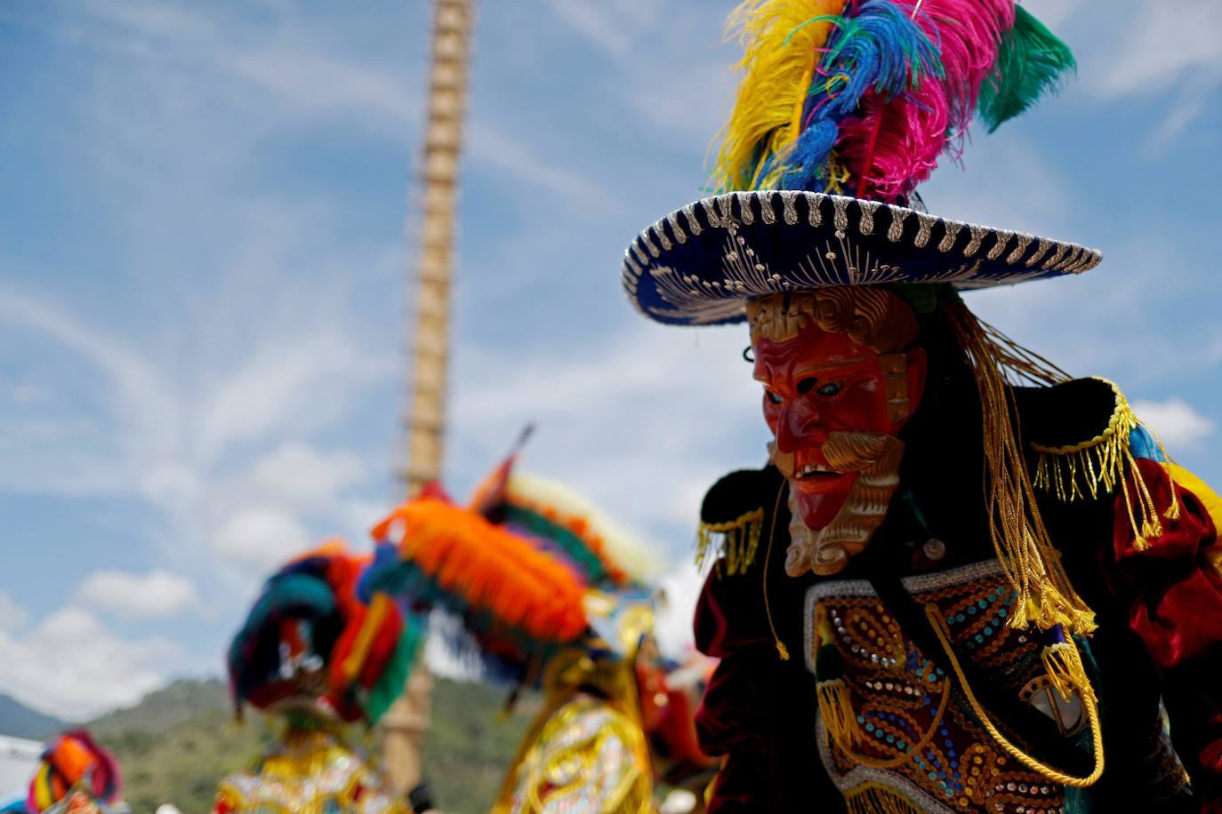 Bailarines participan en la danza «Caxuxa» durante la Feria de Cubulco, Baja Verapaz (Guatemala). El municipio indígena de Cubulco celebró su feria en honor a Santiago Apóstol con danzas tradicionales.