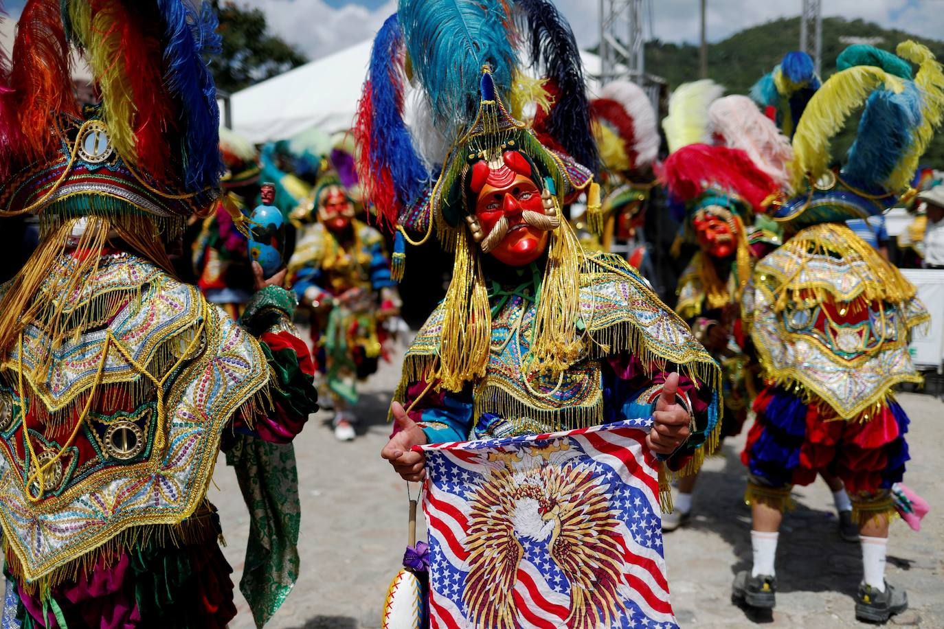 Bailarines participan en la danza «Caxuxa» durante la Feria de Cubulco, Baja Verapaz (Guatemala). El municipio indígena de Cubulco celebró su feria en honor a Santiago Apóstol con danzas tradicionales.